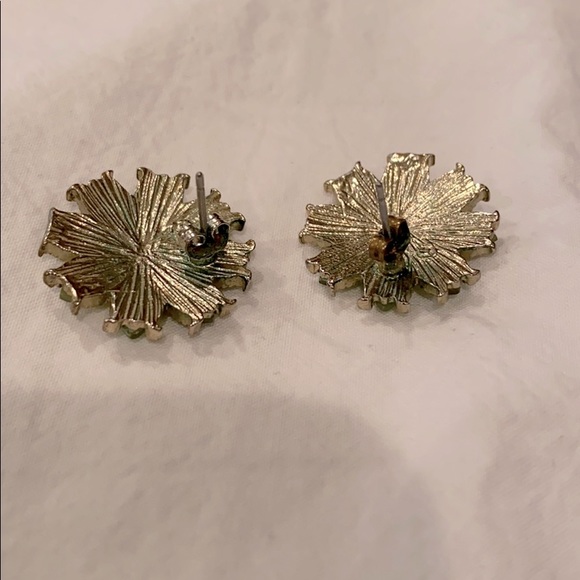 Mint green floral earrings - Picture 4 of 7